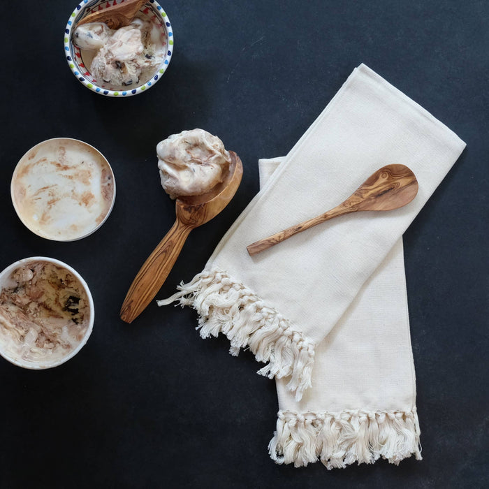 Olive-wood ice cream scoop with white cloth and small ice cream bowls